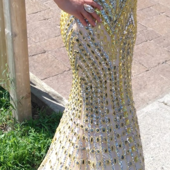 Beautiful evening dress size 4  worn once and is in great condition. perfect for - Picture 4 of 5